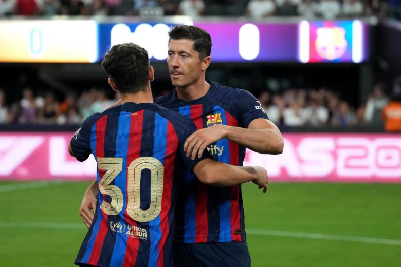 Lewandowski, en su primer partido con el Barcelona, se abraza a Gavi