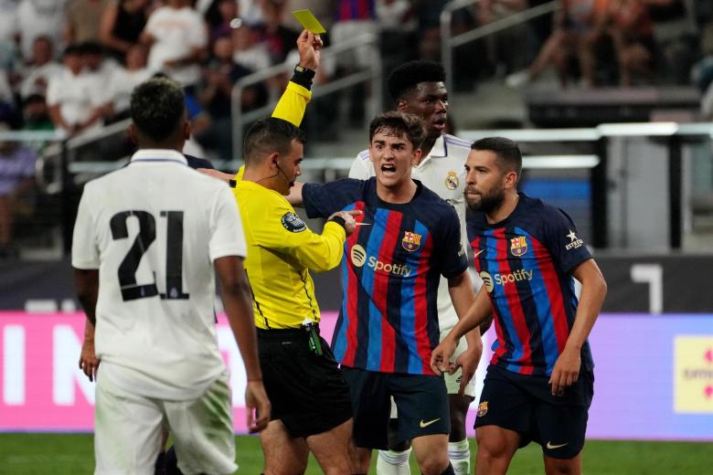 El árbitro sacó una tarjeta amarilla a Jordi Alba por una fea entrada a Vinicius que acabó en tangana entre los dos equipos