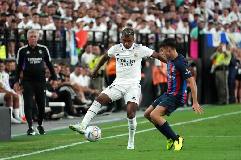 Rodrygo ante Eric García ante la atenta mirada de Carlo Ancelotti