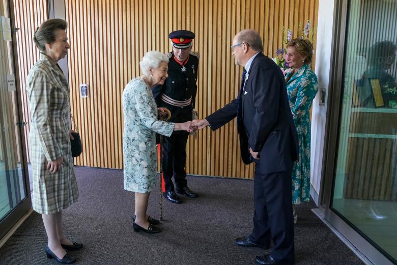 Prince Harry and Meghan Markle,Duchess of Sussex attending a service of thanksgiving for the reign of Queen Elizabeth II in London Friday June 3, 2022 on the second of four days of celebrations to mark the Platinum Jubilee.
En la foto paseando de la mano