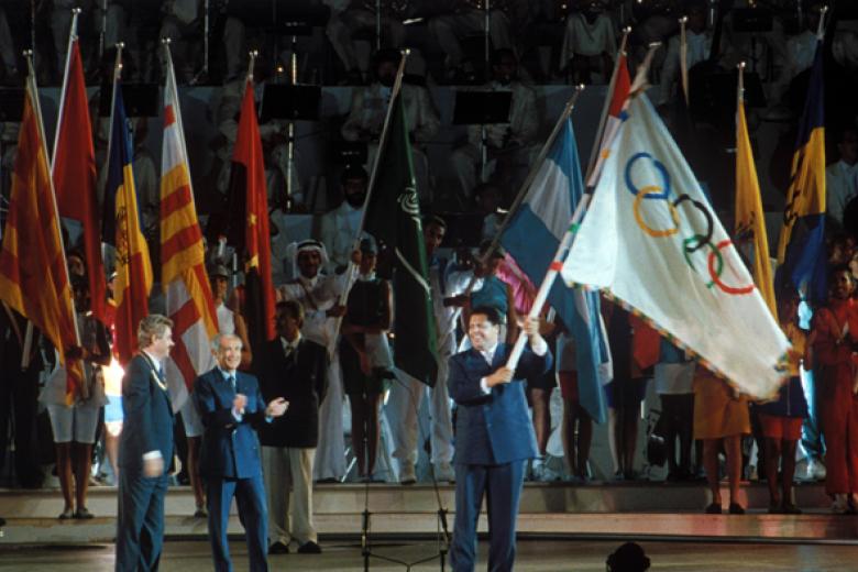 La entrega de la bandera a Atlanta - En la ceremonia de clausura Barcelona cedió el testigo a la ciudad estadounidense de Atlanta, que albergó la edición de 1996