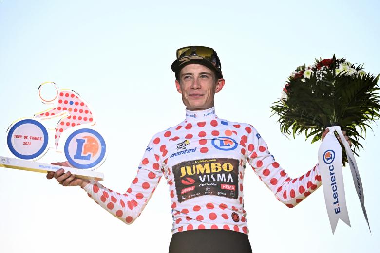 Jonas Vindegaard, que además de ganar el Tour ha conseguido también el maillot de la montaña