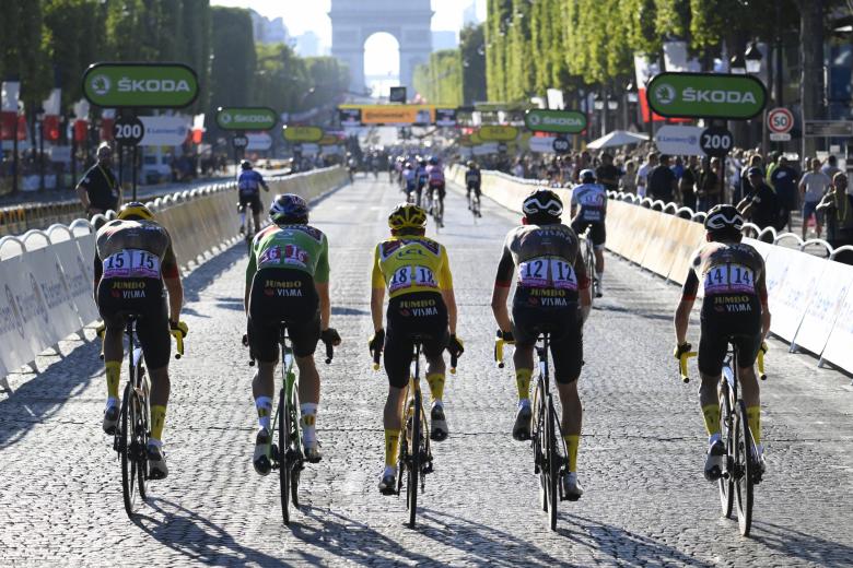 El equipo Jumbo, con los cinco ciclistas que han 'sobrevivido', durante la última etapa del Tour