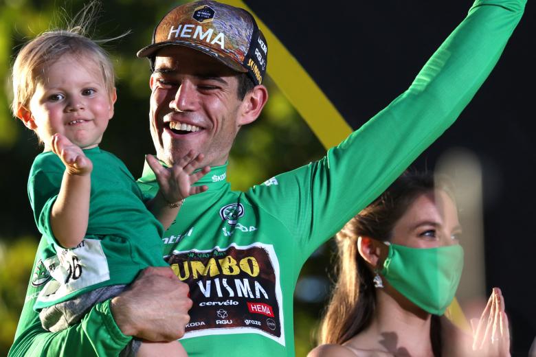 Van Aert, con el maillot verde, ha sido figura fundamental para que Vingegaard haya ganado su primer Tour