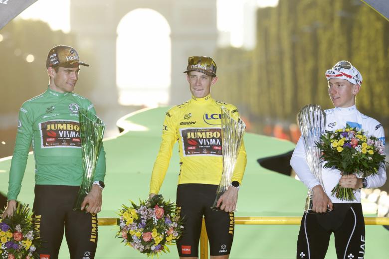 Vingegaard, en el centro, maillot amarillo, acompañado por su compañero Van Aert (maillot verde) y Tadej Pogacar (maillot blanco)