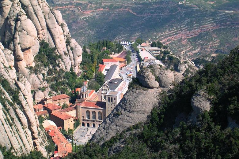 Monasterio de Montserrat
Uno de los lugares más antiguos de España de veneración a la Virgen. La tradición remonta al siglo IX el inicio de esta devoción, si bien es el Abad Oliba el fundador del monasterio en el siglo XI. De un siglo posterior es la talla ante la que hoy se reza. La historia de este punto emblemático de la religión está plagada de todo tipo de anécdotas: un fraile que había vivido en Montserrat acompañó a Colón en una de sus travesías, y de aquello ha quedado el nombre de Montserrat en una isla del Caribe. Ha pasado por momentos luctuosos y también de enorme fulgor. Su relevancia cultural es de primer rango, y su comunidad benedictina cuenta con escolanía. Además de biblioteca con valiosos pergaminos latinos y papiros griegos, también dispone de un museo con piezas arqueológicas egipcias, así como piezas de Picasso, El Greco y pinturas modernas.