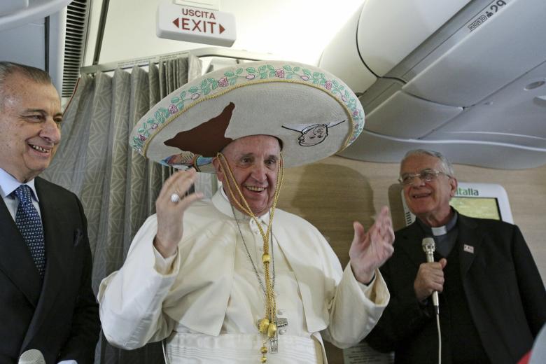 Pope Francis wears a traditional Mexican sombrero hat  during the flight from Rome to to Mexico, Friday, Feb. 12, 2016.
En la foto sombrero mariachi mexicano