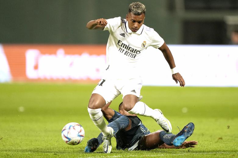 Rodrygo, pieza clave del Real Madrid la pasada temporada, intentando salvar una entrada