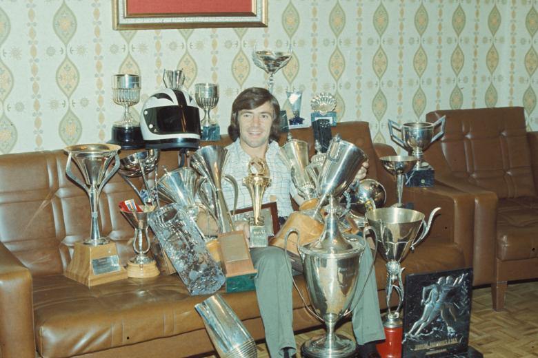 Ángel Nieto, con algunos de los muchos trofeos que ganó durante su carrera