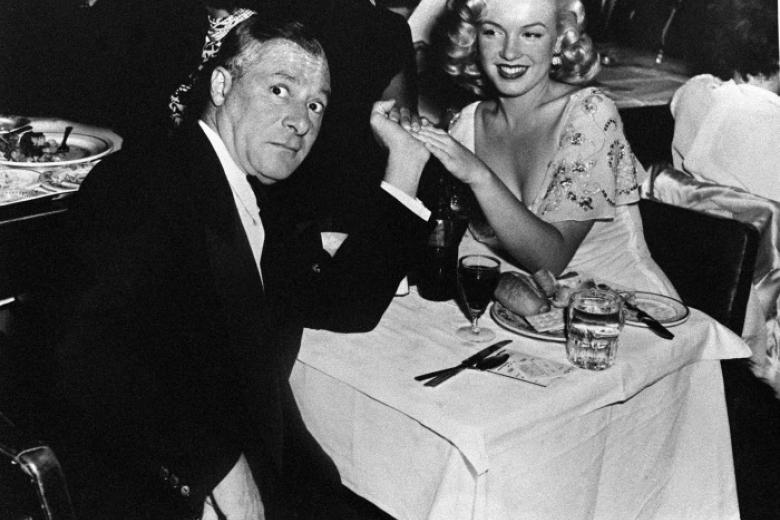 Marilyn, con 19 años, junto al el productor George Jessel en 1945