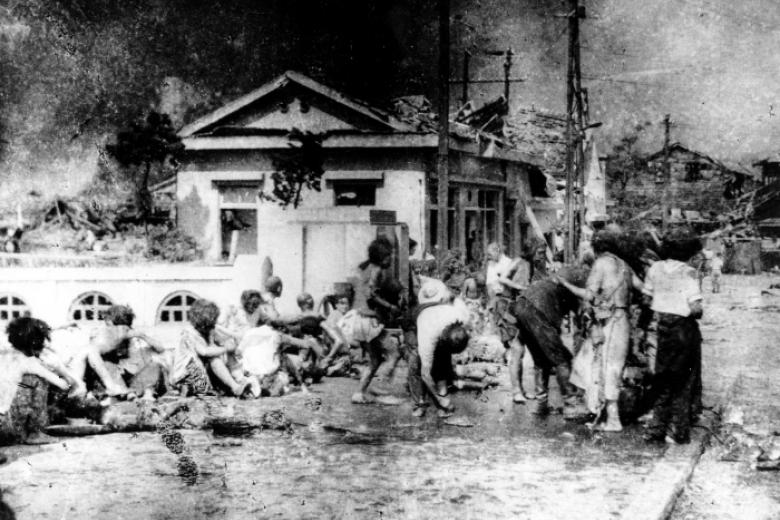 Víctimas japonesas esperan para recibir los primeros auxilios en la parte sur de Hiroshima, Japón, unas horas después de que la bomba atómica estadounidense explotara en el corazón de la ciudad el 6 de agosto de 1945