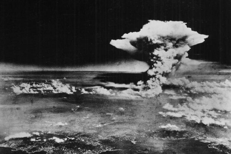 Foto difundida por el Ejército de EE.UU., una nube en forma de hongo ondea una hora después de la detonación de una bomba nuclear sobre Hiroshima, Japón