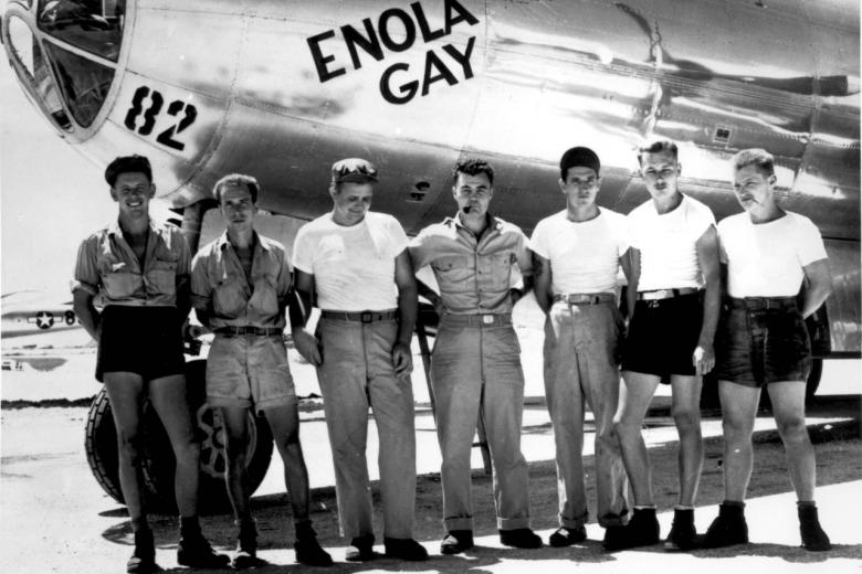 La tripulación de tierra del Enola Gay posa delante del bombardero. En el centro, su piloto Paul Tibbets