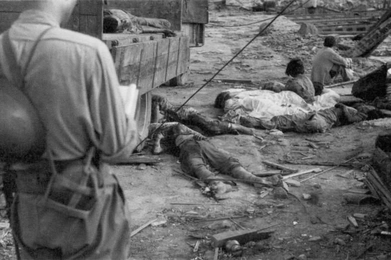 Personas heridas junto a cadáveres en espera interminable de socorro - Mañana 10 de agosto de 1945 - cerca de Iwakawa-machi, ciudad de Nagasaki