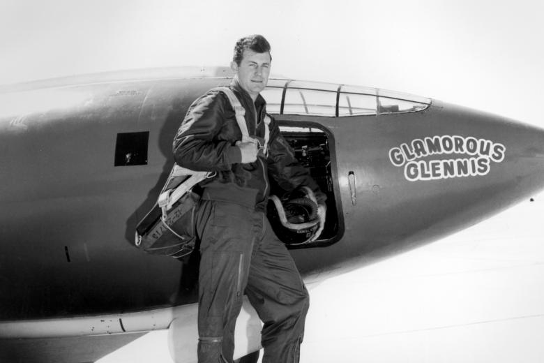Charles Yeager, primer hombre en sobrepasar la velocidad del sonido junto al Bell X-1 Glamorous Glennis