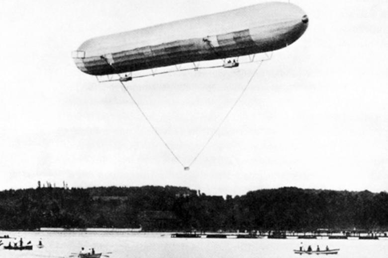 Vuelo del primer dirigible Zeppelin, el LZ1, el 2 de julio de 1900