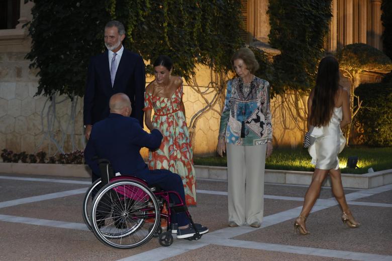 La Reina Letizia conversa con uno de los invitados a la recepción en Marivent