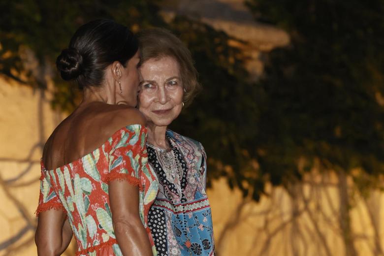La Reina Letizia conversa con la Reina Sofía durante la recepción en Marivent