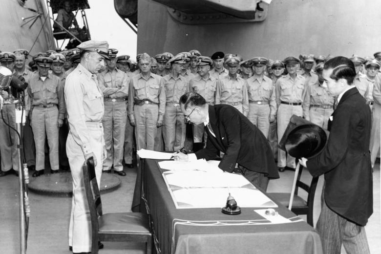 El Ministro de Relaciones Exteriores Mamoru Shigemitsu firma el Acta de Rendición en nombre del Gobierno de Japón, finalizando formalmente la Segunda Guerra Mundial