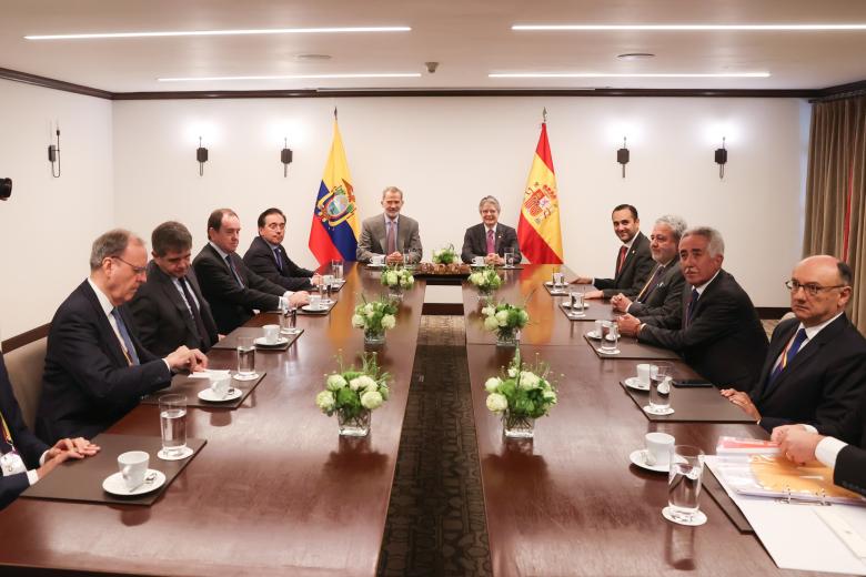 Felipe VI, junto al presidente de Ecuador, presidiendo el encuentro bilateral