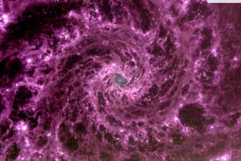 Otra imagen de la Galaxia Fantasma, con un color morado debido a las emisiones procedentes de moléculas de Hidrocarburos Aromáticos Policíclicos