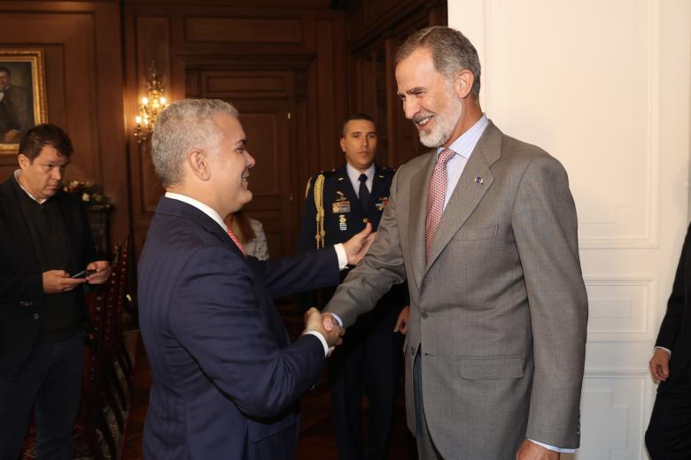 Felipe VI, recibido por el presidente colombiano saliente