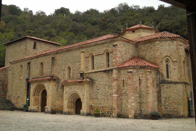 Monasterio de Santo Toribio de Liébana, Cantabria, donde se conserva el mayor fragmento de la cruz de Cristo Lignum Crucis. Aquí comienza la nueva peregrinación que recorrerá los santuarios del norte de España.