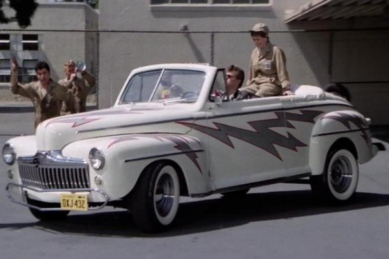 Efectivamente, uno de los coches más famosos de la historia del Ciney uno de los pocos con una canción dedicada: "Grease Lighting". Solo se fabricaron 24.400 unidades del acabado Deluxe, el descapotable más lujoso, que aparece en la película en blanco y en rojo.