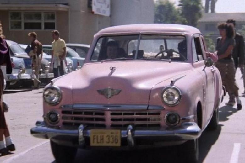 El color preferido de Olivia Newton-John, una extraña unidad Pink Lady que luego ha sido vista en exposiciones en la película.Tenía un motor V8 de 120 caballos, una unidad muy extraña por el color, que no era oficial de la marca en aquellos años.