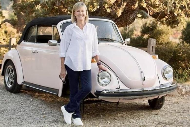 No aparecía en la película de "Grease" pero el tse VW Beetle Cabrio fue el primer coche de Oliva cuando se trasladó a vivir a Malibú, en Los Ángeles. Fue subastado por 10.000 dólares en 2019, cuando ya no era de su propiedad.