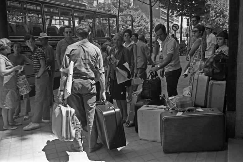 Viajeros con sus maletas a punto de subir al autobús