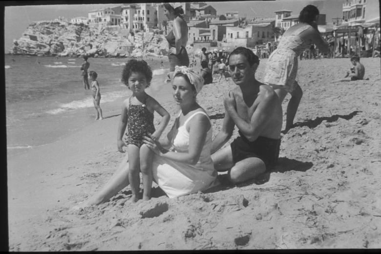 Una familia posa en la playa en los años 50