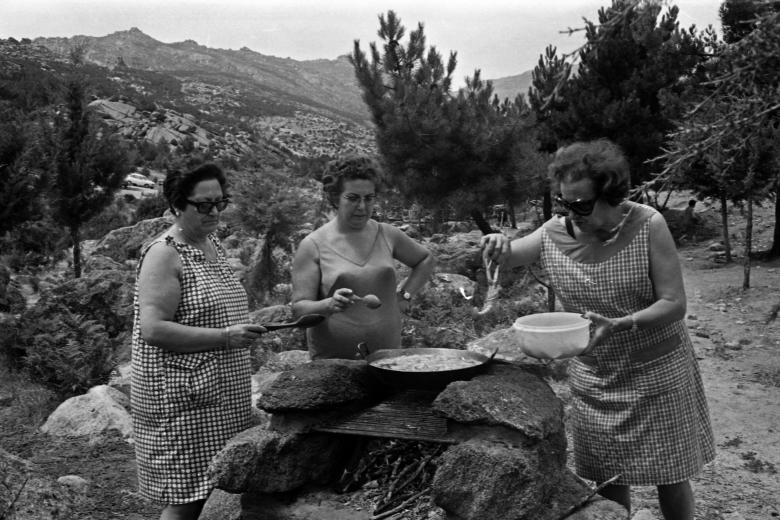 Mujeres cocinan una paella en la sierra madrileña