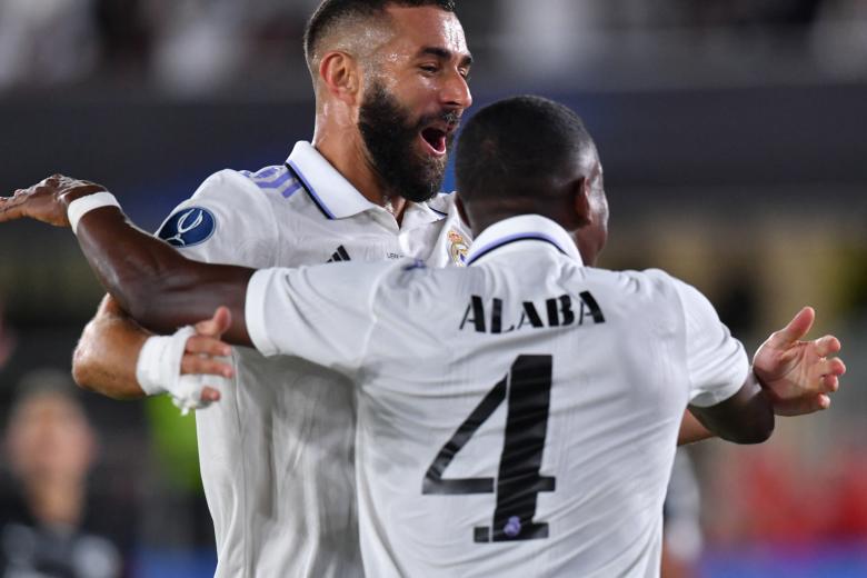El momento del gol del 1-0: Alaba se abraza con Benzema