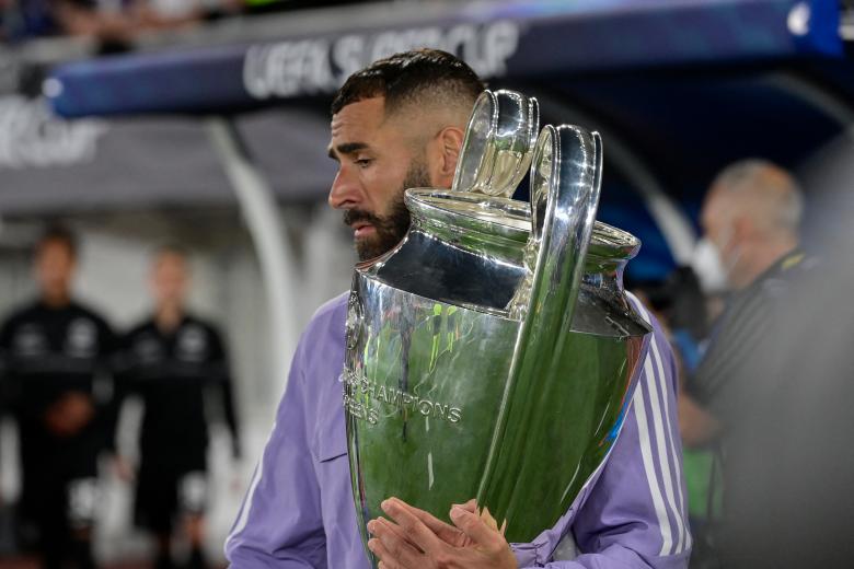 Benzema con el trofeo de la Champions League conseguido en París