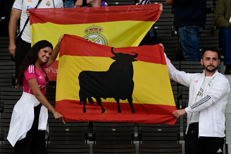 Dos aficionados del Real Madrid con la bandera de España en el Olímpico de Helsinki