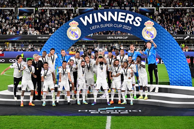 Benzema levantó su primer título como capitán del Real Madrid: foto de familia del equipo blanco tras ganar la Supercopa de Europa