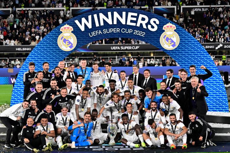 Foto de familia del Real Madrid tras la consecución de la Supercopa de Europa en Helsinki