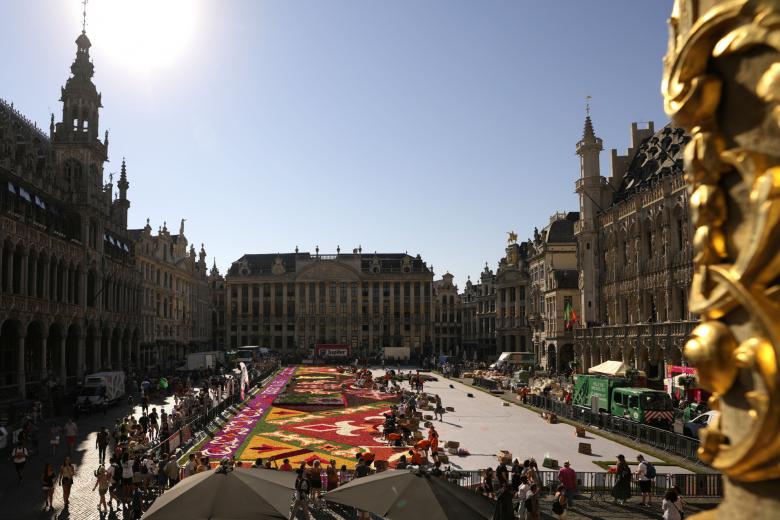 El color de las begonias contrasta con el dorado de la Grand Place de Bruselas
