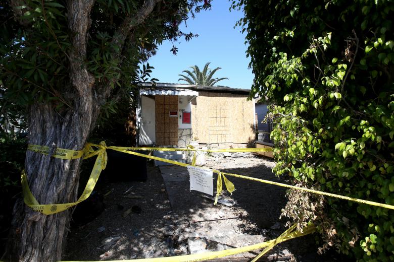 La entrada del domicilio de Los Angeles donde el mini cooper donde viajaba la fallecida actriz se estrelló