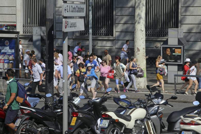 La Rambla de Barcelona estaba llena aquella jornada veraniega. Se vivieron escenas de pánico y huida en los primeros momentos del atentado yihadista.