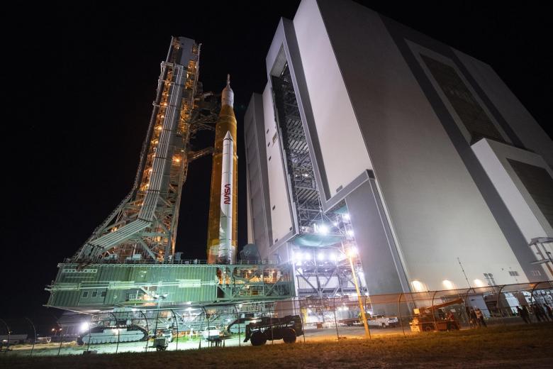 El conjunto que forman el lanzador SLS y la cápsula Orion supera los 100 metros de altura y las 130 toneladas de peso.