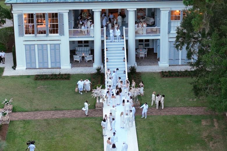 Los invitados tenían el mandato de acudir con trajes blancos, una elección muy ibicenca