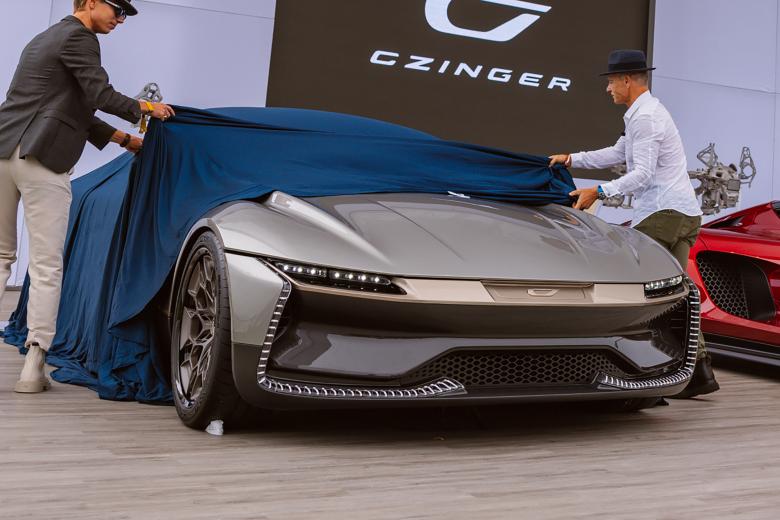 El exclusivo fabricante de california lanza este exclusivo coupé con puertas de alas de gaviota con motor V8 de gasolina que anticipa 1.233 caballos de potencia. Se fabricarán 1.000 unidades a millón de euros la pieza.