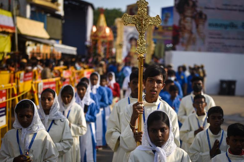 Chennai (India), 29/08/2022.- A Christian devotee holds a cross as he takes part in a procession during Annai Velankanni (Our Lady of Good Health) festival, at Annai Velankanni Shrine in Chennai, India, 29 August 2022. Annai Velankanni is an annual festival celebrated for 11 days. The festival is dedicated to Mother Mary who is known as Annai Velankanni in Tamil. The feast starts on August 29 and concludes on September 08 and is celebrated in the state of Tamil Nadu. EFE/EPA/Idrees Mohammed