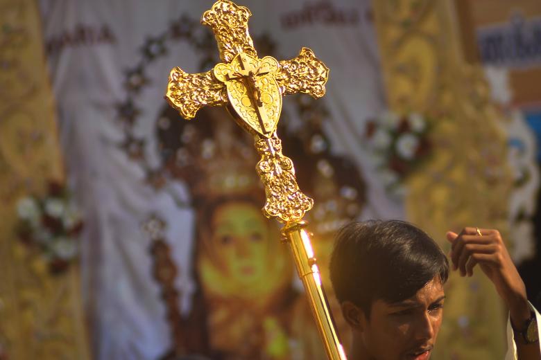 Chennai (India), 29/08/2022.- A Christian devotee holds a cross as he takes part in a procession during Annai Velankanni (Our Lady of Good Health) festival, at Annai Velankanni Shrine in Chennai, India, 29 August 2022. Annai Velankanni is an annual festival celebrated for 11 days. The festival is dedicated to Mother Mary who is known as Annai Velankanni in Tamil. The feast starts on August 29 and concludes on September 08 and is celebrated in the state of Tamil Nadu. EFE/EPA/Idrees Mohammed
