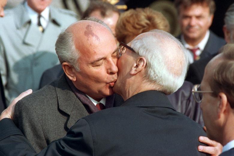 El líder soviético Mikhail Gorbachev (dcha) es recibido con un beso fraternal tradicional por Erich Honecker, Presidente del Consejo de Estado, a su llegada a las celebraciones del 40º aniversario de la RDA en Berlín Oriental el 06 de octubre de 1989