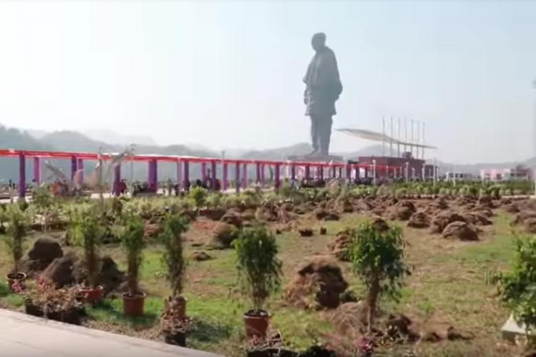 La Estatua de la Unidad es un monumento dedicado al político indio Sardar Vallabhbhai Patel (uno de los fundadores de la India moderna). La estatua está ubicada en la provincia de Guyarat, India, junto al río Narmada.1​ Con una altura de 182 metros, es actualmente la estatua más alta del mundo. Como parte de la reforma de la isla de Sadhu Bet, además de la estatua, se construirá un monumento, un centro de visitantes, un jardín conmemorativo, un hotel, un centro de convenciones y un parque de diversiones, además de centros de investigación e institutos.