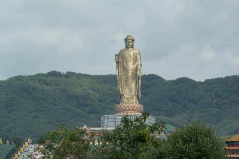 El Buda del Templo de Primavera (en chino, 中原大佛, en chino tradicional, 魯山大佛; en chino simplificado, 鲁山大佛) es una estatua en el municipio de Zhaocun en Lushan, provincia de Henan (China), que representa a Vairochana. Fue construida entre 1997 a 2008, y fue la estatua más alta el mundo hasta 2018, año en que fue construida la Estatua de la Unidad.

Sus 128 metros de altura, que incluyen un trono de 20 metros con forma de flor de loto, la convierten en la segunda estatua más alta del mundo en la actualidad.1​2​ Si además tenemos en cuenta el edificio sobre el que se asienta, la altura total asciende a 153 metros.