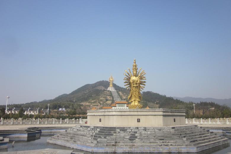 La Guanyin de Mil Manos y Mil Ojos (en chino simplificado, 沩山千手千眼观音圣像; pinyin, wéishān qiān shǒu qiān yǎn guānyīn shèngxiàng) es una gigantesca estatua monumental budista en China de 99 m de altura; en el momento de su finalización, en 2009, la cuarta estatua más alta del país y la sexta del mundo. Se encuentra en el municipio de Weishan xiang (沩山乡, Xian de Ningxiang, ciudad-prefectura de Changsha, Hunan.

El gobierno del condado de Ningshan, con la ayuda de organizaciones empresariales y religiosas locales, invirtió 260 millones de yuanes para completar su construcción en 2009.1​

Guanyin es la bodhisattva de la misericordia. Su nombre completo es Guan Shi Yin, que significa «aquella que escucha las quejas del Mundo».